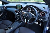 赤をアクセントに仕立てられた、「メルセデス・ベンツA250 シュポルト 4MATIC」のインテリア。
    