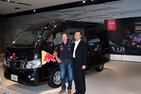 ホーナー代表（左）と日産自動車グローバルLCVビジネスユニット村上秀人執行役員（右）。