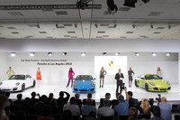 こちらはポルシェのブース。「ケイマンR」（写真右）をはじめ、色とりどりのモデルが並ぶ。