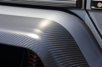 大きく張り出した「G550 4×4²」のオーバーフェンダー。4枚ともドライカーボン製となっている。