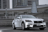 【スペック】GS250“バージョンL”：全長×全幅×全高＝4850×1840×1455mm／ホイールベース＝2850mm／車重＝1690kg／駆動方式＝FR／2.5リッターV6DOHC24バルブ（215ps/6400rpm、26.5kgm/3800rpm）／価格＝600万円（テスト車＝699万9600円／プリクラッシュセーフティシステム＋レーダークルーズコントロール＋ナイトビュー＋ヘッドアップディスプレイ＝59万8500円／クリアランスソナー＝5万2500円／ステアリングヒーター＝1万500円／“マークレビンソン”プレミアムサウンドサラウンドシステム＝28万350円／パワートランクリッド＝5万7750円）