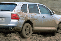 カイエンは、S、ターボともに「PTM（ポルシェ・トラクション・マネジメント）」と呼ばれる4WDシステムをもつ。前：後＝38：62をベースに、0-100％の範囲でトラクションを前後に分配する。ドライバーは、前後直結（デフロック）を選択することもできる。エアサスが装着された場合、速度に合わせて車高が変わるほか、「PASM（ポルシェ・アクティブ・サスペンション・マネジメント）」により、路面状況やドライブスタイルに応じて、ダンパーの減衰力がコントロールされる。