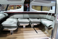 「エアトライサー」のインテリア。シートアレンジによっては、写真のような空間が得られる。