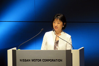 新型「セレナ」の商品説明を行う星野専務。セレナへの「プロパイロット」の搭載を通して日産の技術力のイメージを高め、他のモデルにも興味を持ってもらえるようにしたいと述べた。