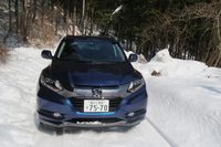 せっかくスタッドレスタイヤを装着しているクルマが借りられたので、雪道で4WDの走破性能をチェック。（写真＝鈴木真人）