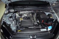 1.4リッターTSIエンジンには、負荷の少ない走行時、4気筒のうち2気筒を休止させる自動気筒休止システム「アクティブシリンダーマネジメント（ACT）」が採用される。JC08モード燃費は19.9km/リッター。