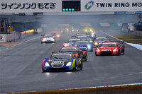 GT500クラスのスタートシーン。