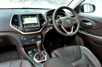 ボディー色はテスト車の「エコグリーン」（限定数100台）のほか、「ブリリアントブラッククリスタル」（同50台）がある。インテリア色は前者が「グランドキャニオン」と呼ばれるブラウン（写真）、後者が「モロッコ」（ブラック）となる。
    