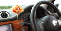 運転席のそばには、木製の一輪挿しも。
    