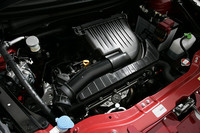 VVT（可変バルブタイミング）機構を排気側にも備えるようになった1.2リッターエンジン。CVTは従来のアイシン製から副変速機付きのジヤトコ製に変更されている。これは、日産マーチなどに搭載されるのと基本的には同じもの。CVT（FF）の10・15モード燃費は23.0km/リッターと、5MT（FF）の21.0km/リッターを上回る。