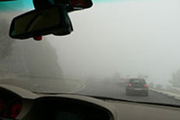 5メートル先も見えないほどの濃霧が広がり、ノロノロ運転が続きます。こうなってはせっかくの4.8リッターエンジンも宝の持ち腐れです。予定された試乗コースの半分も走れませんでした。