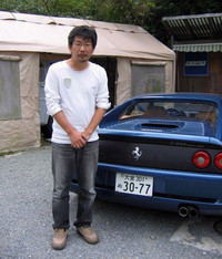 「アルファ・ロメオ・モントリオール」のミニカーを提供してくれた、フェラーリオーナーの浜崎さん。彼女は恥ずかしがって写ってくれませんでしたが、とても優しそうなお二人でした。
    