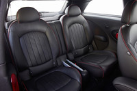 左右が独立したリアシートを備える。乗車定員は4人。