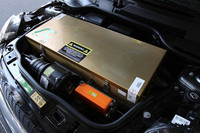 ボンネット内には、メカニカルパーツが所狭しと詰め込まれていた。