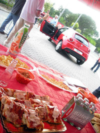 ピッツァをはじめ用意されたおつまみ。近隣スーパーで購入か。