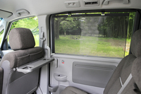 日常使いで役立つ装備は充実しており、エントリーグレードの「B」を除く全車に、シートバックテーブルやロールサンシェードを採用している。