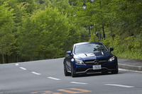 「メルセデスAMG C63 Sクーペ」には、車線の逸脱を防ぎつつ前車への追従を可能とする「レーダーセーフティパッケージ」など、先進安全装備が搭載される。