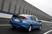 前がマクファーソン・ストラット、後ろがトーションビームというサスペンション形式はフィットと同じもの。フィットのホイールベースを50mm延ばすことで生まれたスペースにハイブリッドシステムを搭載したというイメージ。したがって前後のトレッドは、「フィット」の1.5リッターモデルと同じ。