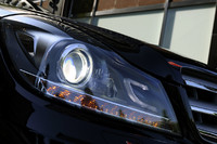 躍動感を強調する、新設計のヘッドランプ。“C”をかたどったポジションランプも特徴的。