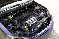 VSのインパネまわりは、航空機のコクピットをイメージしたという。内装は、ファブリックのほか、本革シートもオプションで用意される。シフトレバーは、アルミダイキャストだ。エンジンは、セリカにも使われる190psユニット。吸気バルブのタイミングのみならず、吸排気バルブのリフト量も変化させる。