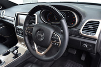 「サミット」専用の本木目と本革巻きのコンビステアリングホイール。「グランドチェロキー」では全車にシフトパドルが装備されている。