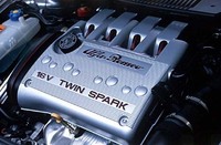 可変吸気システムを備えるツインスパークユニット。スロットルペダルと電子的につながるフライバイワイヤシステムを採る。