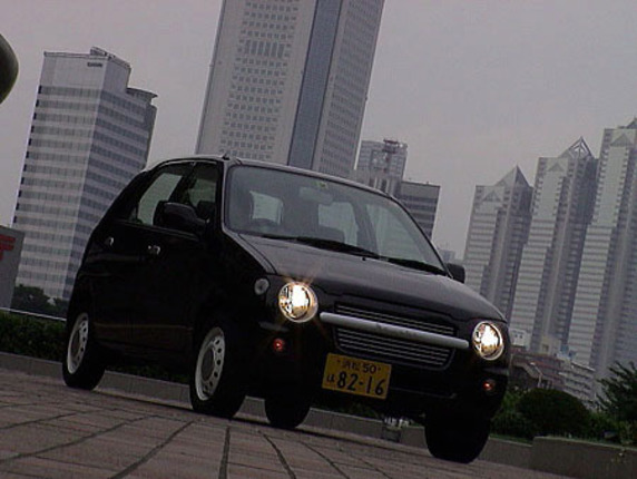 【スペック】全長×全幅×全高＝3395×1475×1450mm/ホイールベース＝2360mm/車重＝690kg/駆動方式＝FF/0.66リッター直3DOHC12バルブ（54ps/6500rpm、6.2kgm/4000rpm）/車両本体価格＝87.3万円（テスト車＝同じ）