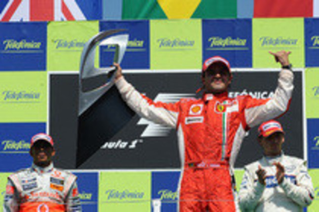 前戦ハンガリーGP、レースをリードしながらエンジンブローに泣いたフェリッペ・マッサ（中央）が今季4勝目をマーク。チャンピオンシップでも2位に浮上した。2位ルイス・ハミルトン（左）はポイントリーダーを堅持、3位ロバート・クビサ（右）は第7戦カナダGPで初優勝して以来の表彰台。（写真＝Ferrari）