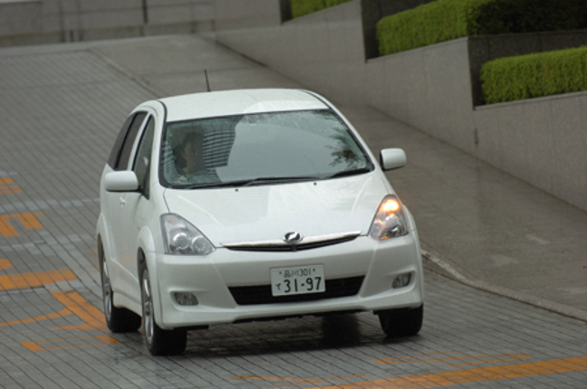 【スペック】全長×全幅×全高＝4560×1745×1600mm／ホイールベース＝2750mm／車重＝1410kg／駆動方式＝FF／2.0リッター直4DOHC16バルブ（155ps/6000rpm、19.6kgm/4000rpm）／価格＝237万3000円（テスト車＝307万3350円）