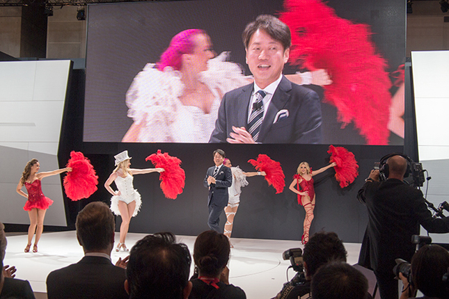 メルセデス・ベンツ日本が後援する『ルノア～ダークシルク～』のパフォーマンスとともに登場する上野金太郎社長。