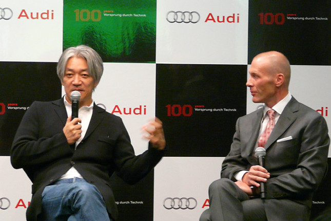 坂本龍一氏（左）と、アウディジャパンのドミニク・ベッシュ社長。
