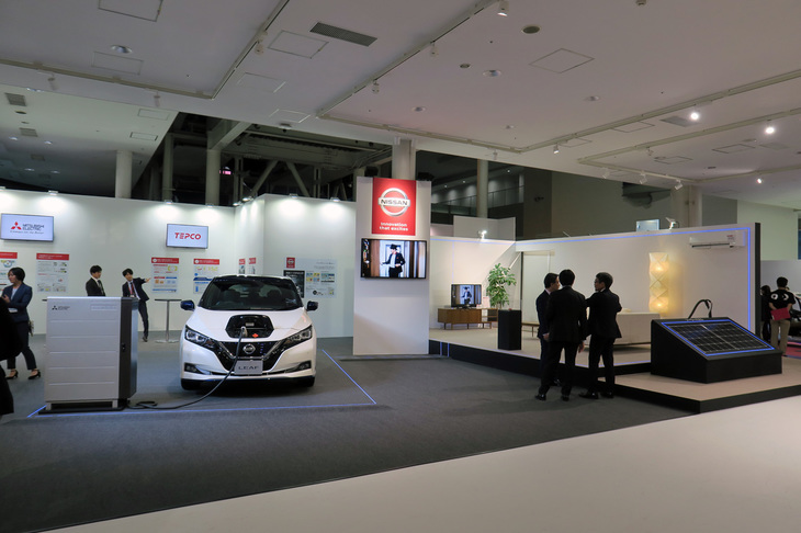 日産のV2Hシステムの展示コーナー。太陽光発電と電気自動車「リーフ」を活用し、電気代を節約できることをアピール。
