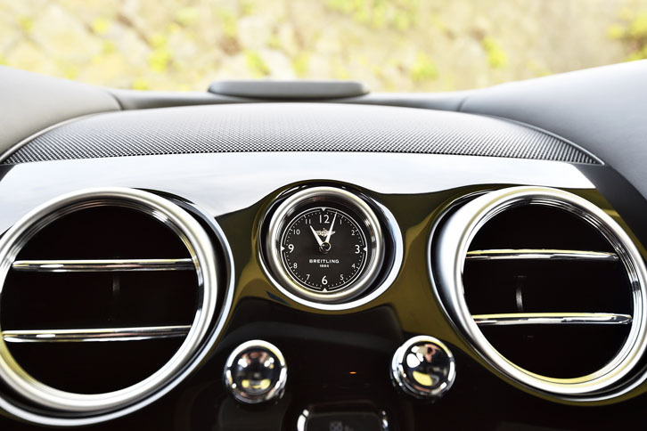 センターパネルにはブライトリングの時計が装着されている。