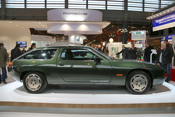 レトロモビルに展示された、ワンオフの「ポルシェ928ブレーク」。