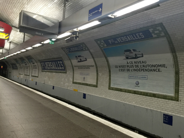 パリモーターショー会場最寄りの、地下鉄12号線ポルト・ド・ヴェルサイユ駅では、毎回“広告ジャック”が展開される。今年の主はフォルクスワーゲン。