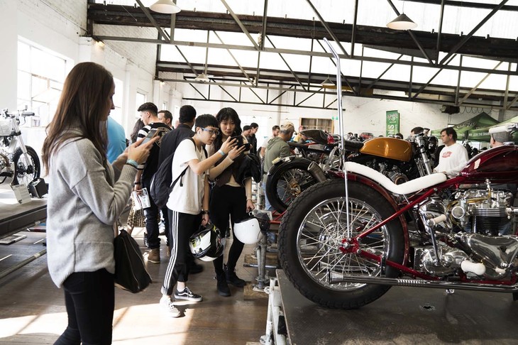 会場には女性だけのグループや、女性ライダーも多く見られた。その雰囲気はカジュアルないでたちから、オールレザーのハードなイメージ、フルプロテクションウエアを着込んだ本格派まで、実に幅広い。