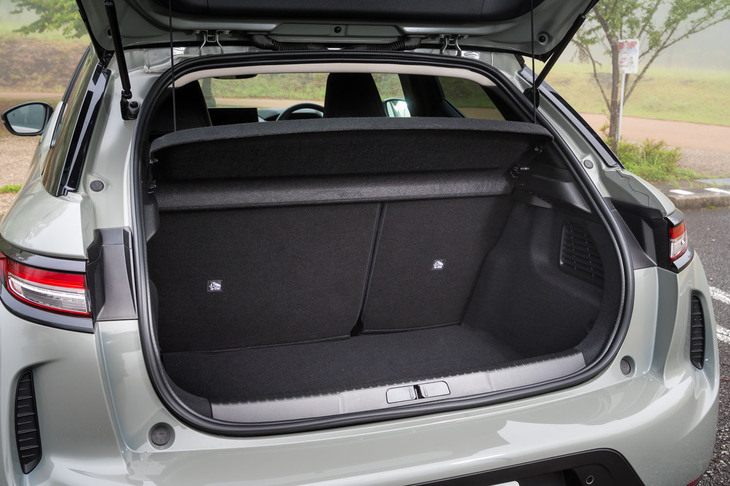 荷室の容量は350リッター。後席の背もたれを倒すことで1050リッターに拡大できる。