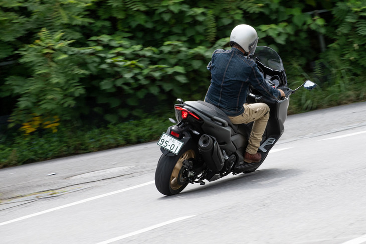 リアサスペンションにスプリングプリロードや伸側減衰力の調整機構が付くのも「TECH MAX」の特徴。走りにこだわる人には同グレードをオススメする。