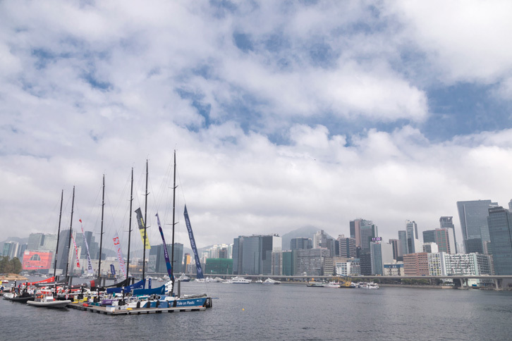 香港のビル群を背景に、レーシングビレッジのさん橋につながれる6杯のレーシングヨット。今回の大会にエントリーしているのは7杯だが、1杯は第4レグの終了直前にトラブルに見舞われ、香港でのレースを欠場することとなった。