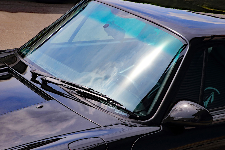 KOBOtectサンブロックフィルムのクリアタイプは可視光線透過率92%の透明度を誇るため、フロント／サイドウィンドウに施工したままでも車検を通すことができる。