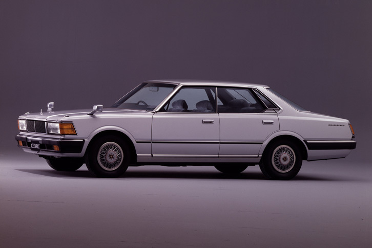 1980年「日産セドリック 4ドアハードトップ 2000ターボ ブロアム」（430型）。車幅を認識するためのマーカーが、フロントの両端に装着されている。