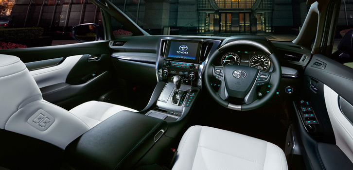 「アルファード」の最上級グレード「エグゼクティブラウンジS」のコックピット周辺部。シルバー木目調の専用パネルが装着される。