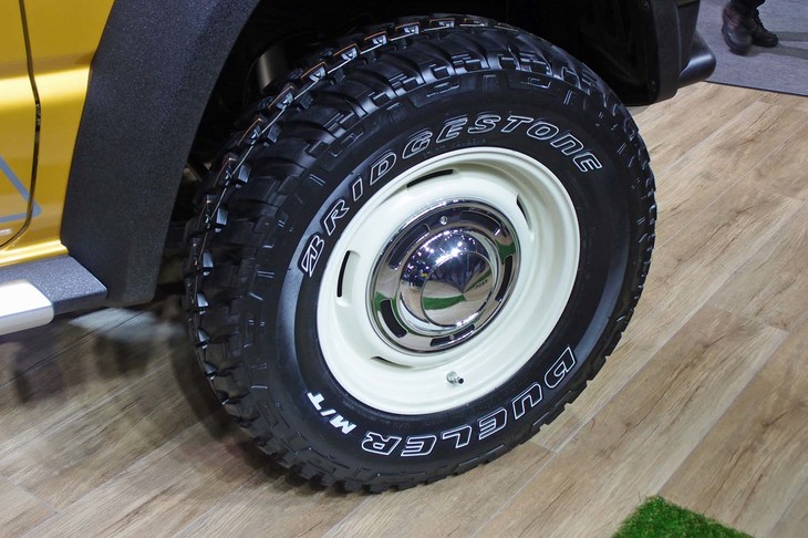 タイヤは、オフロード走行も意識したブリヂストンの18インチタイヤを採用。