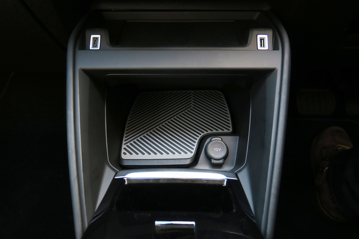 シトロエンE-C4エレクトリック（収納スペース）