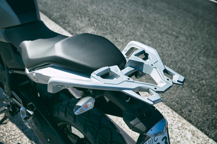 機能性の向上に加え、アドベンチャーバイクならではのスタイリングにも一役買っているラゲッジキャリアは標準装備となる。