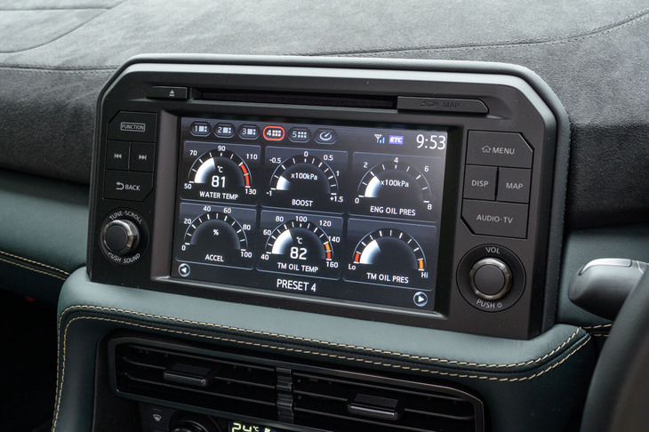 8インチのタッチスクリーンはディスクスロット付き。各種温度計やアクセル開度計などを好みに応じてレイアウトできる。