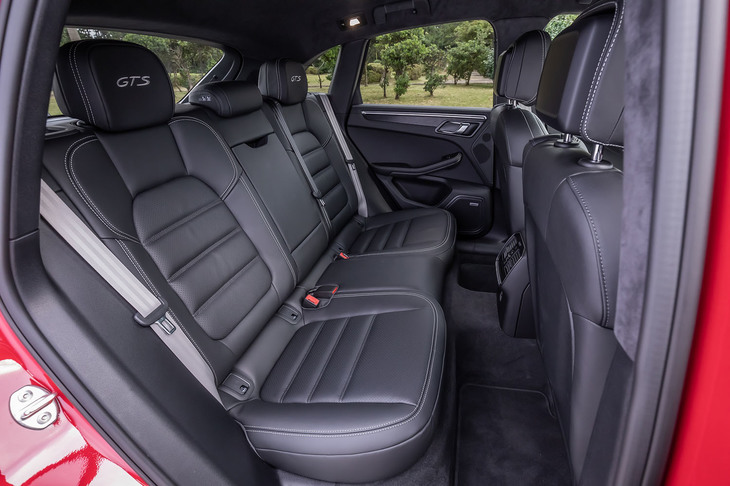 前席と同じく後席左右のヘッドレストにも「GTS」ロゴの刺しゅうが入る。背もたれには40：20：40の分割可倒機構が備わっている。