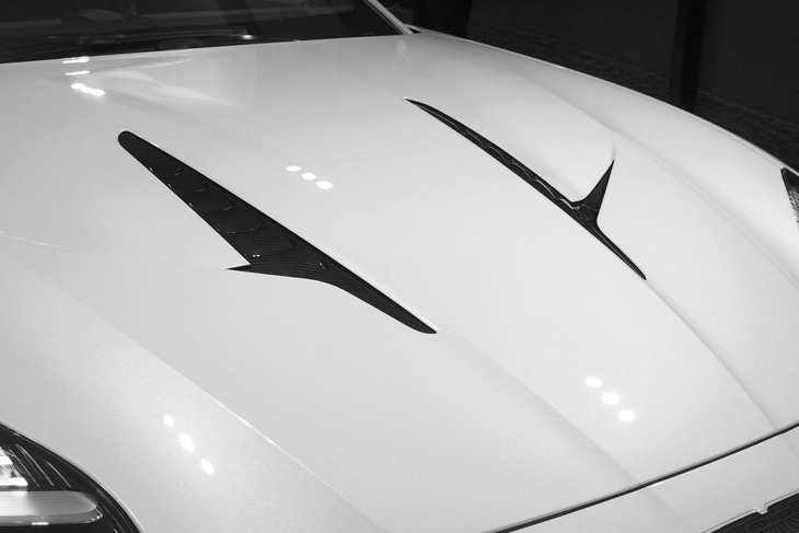 アストンマーティン・ヴァンキッシュ（フロントフードのエアアウトレット）