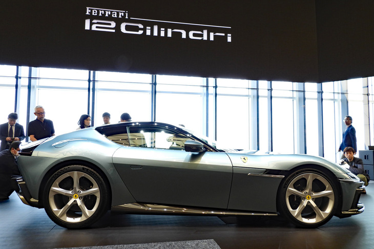 FRならではのプロポーションと、帯状の太いキャラクターラインが力強い「12チリンドリ」のサイドビュー。アメリカ車好きの記者としては、いささか“好み”とは異なるデザインのクルマだが、それでもそのカッコよさにはシビれた。