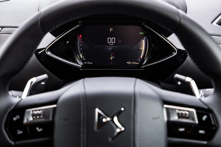 1920年代のアールデコ様式を現代的に解釈したという特徴的なメーターのデザイン。ADASの作動状況や速度などを表示するヘッドアップディスプレイも標準装備されている。